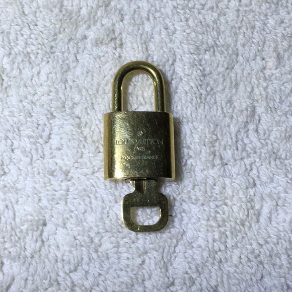 Louis Vuitton Brass '300' Padlock in Goldtone with Goldtone Key— - Picture 2 of 7